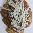 Patacones con hogao y queso costeño rallado
