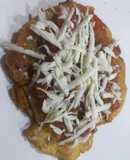 Patacones con hogao y queso costeño rallado