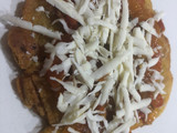 Patacones con hogao y queso costeño rallado
