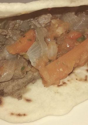 Una foto de Tacos rellenos de carne y verduras