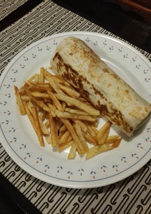 Una foto de Burritos de lomo de cerdo acompañado de frites