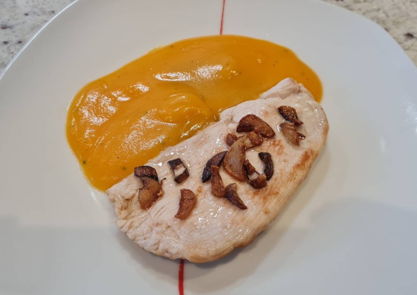 Pechuga de pavo al ajillo con puré de patata y zanahoria