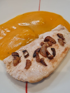 Una foto de Pechuga de pavo al ajillo con puré de patata y zanahoria