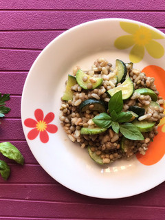Foto di Insalata di riso integrale con lenticchie e zucchine