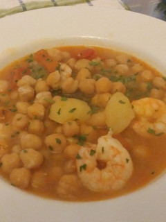 Una foto de Garbanzos con Langostinos
