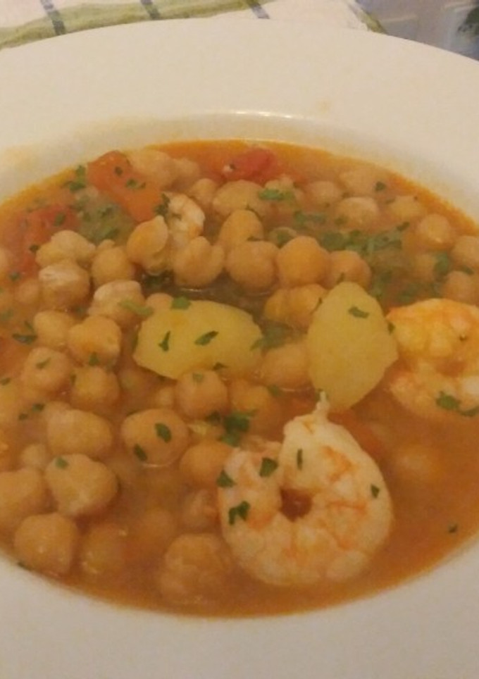 Una foto de Garbanzos con Langostinos