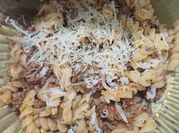 Una foto de tuco con carne picada con fideo