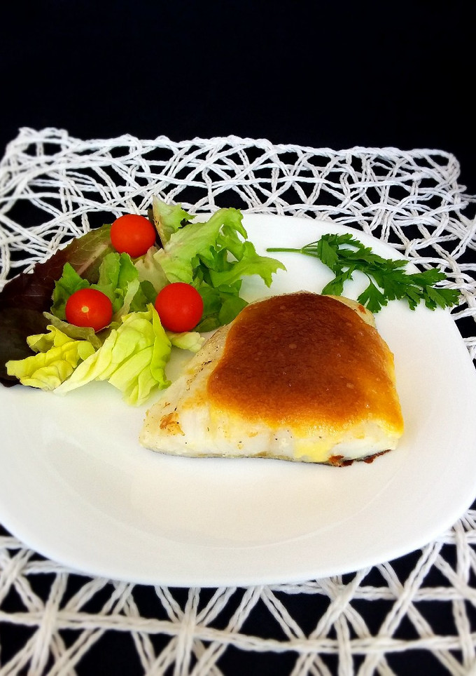 Una foto de Bacalao con salsa holandesa