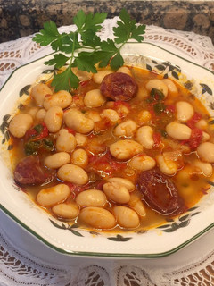 Una foto de Judías blancas con chorizo y verduras