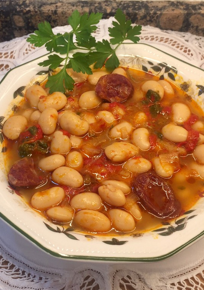 Una foto de Judías blancas con chorizo y verduras