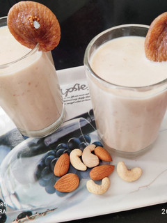 અંજીર કાજુ બદામનો મીલકશેક (Anjeer Kaju Badam no Milkshake Recipe In Gujarati) રેસીપી મુખ્ય ફોટો