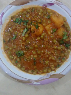 A picture of Aloo Matar ka Salan.