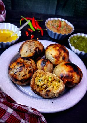 A picture of Bihari Litti Chokha & Chutney.