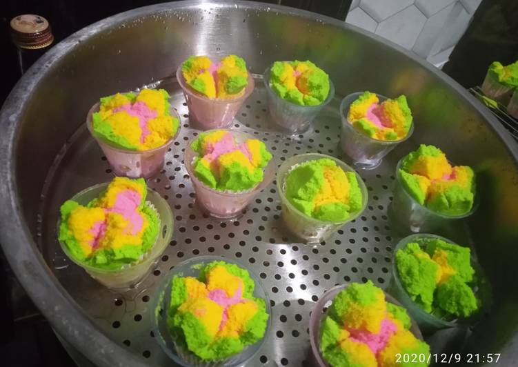 {Cara Memasak Bolu kukus pelangi (ademsari) yang Gurih