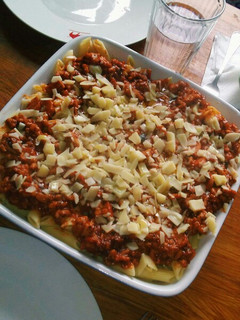 Foto principal de Macarrones con carne picada en salsa y queso