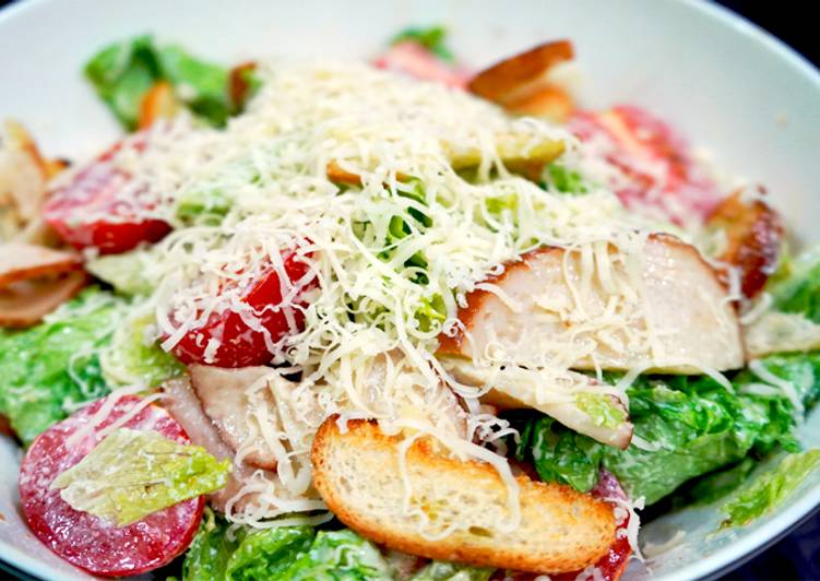 Салат с индейкой и сырным соусом