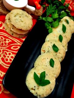 स्टीमड वेजिटेबल इडली (steamd vegetable idli recipe in hindi) रेसिपी मुख्य फोटो