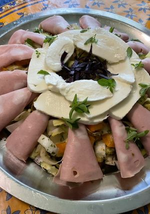 Une photo de Salade d'endives à la mortadelle, concombre, tomate et mozzarella