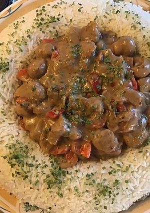 Une photo de Sauté de veau aux champignons couronne de riz basmati