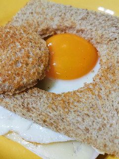 Una foto de Sándwich mixto y huevo!!!
