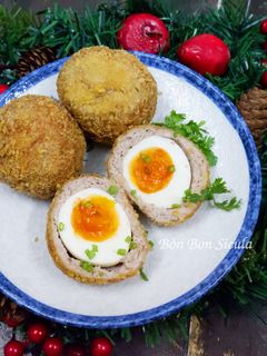 Hình của món Scotch Eggs (Trứng lòng đào bọc thịt chiên xù).