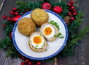 Hình của món Scotch Eggs (Trứng lòng đào bọc thịt chiên xù).