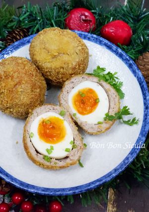 Hình của món Scotch Eggs (Trứng lòng đào bọc thịt chiên xù).