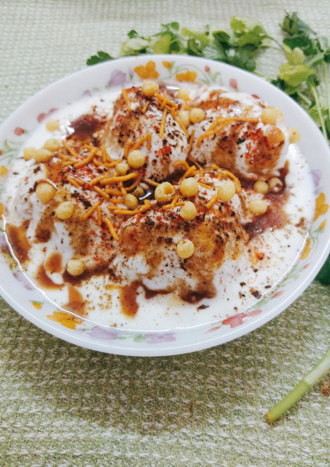 दही भल्ले चाट (Dahi Bhalle chaat recipe in Hindi) रेसिपी मुख्य फोटो