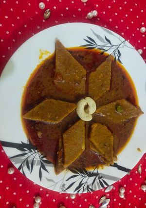 बेसन पाटवडी ग्रेवी (Besan patwadi gravy recipe in Hindi) रेसिपी मुख्य फोटो