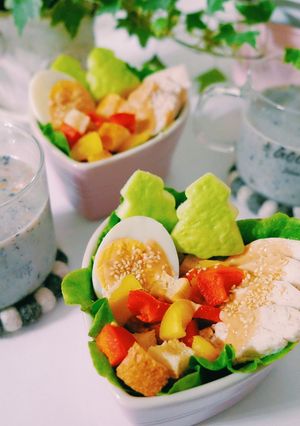A picture of Summer Chicken Breast Lettuce Salad.
