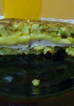 Una foto de Tortilla de papas rellena de jamón y queso