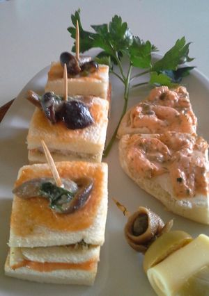 Foto di Stuzzichini tipici spagnoli i “ canapes colores “