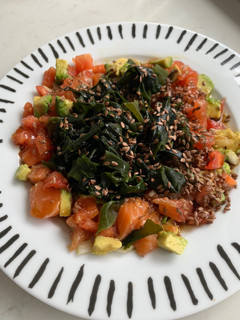 Una foto de Tartar de salmón con alga wakame