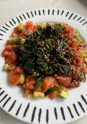 Una foto de Tartar de salmón con alga wakame