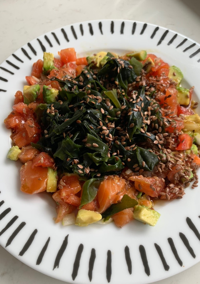 Una foto de Tartar de salmón con alga wakame