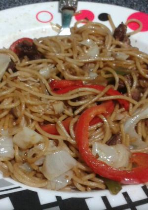 Una foto de Pasta con vegetales y carne