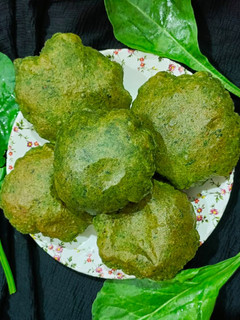 पालक पूरी (palak poori recipe in Hindi) रेसिपी मुख्य फोटो