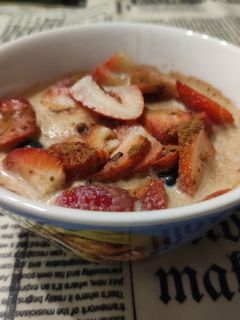 Una foto de Porridge con fresas, frambuesas y arándanos al microondas (Gachas de Avena)