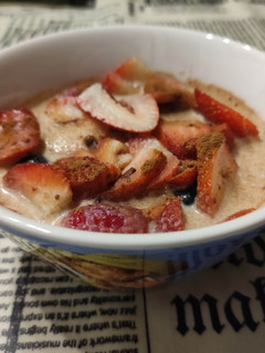 Una foto de Porridge con fresas, frambuesas y arándanos al microondas (Gachas de Avena)