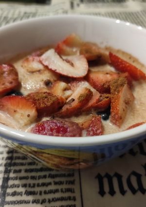Una foto de Porridge con fresas, frambuesas y arándanos al microondas (Gachas de Avena)