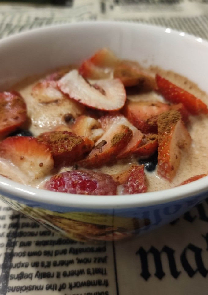 Una foto de Porridge con fresas, frambuesas y arándanos al microondas (Gachas de Avena)