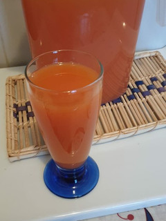 Una foto de Zumo de papaya con zanahoria y kiwi