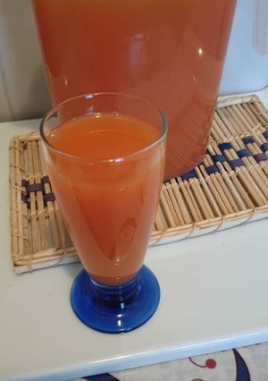 Una foto de Zumo de papaya con zanahoria y kiwi