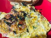 Una foto de omelette de huevo con pimentón