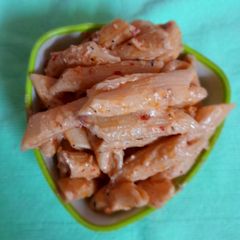 A picture of Spicy pasta in white sauce.