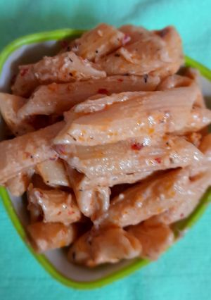 A picture of Spicy pasta in white sauce.