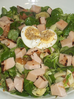 Una foto de Ensalada de canónigos y pechuga de pavo