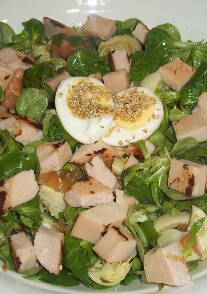 Una foto de Ensalada de canónigos y pechuga de pavo