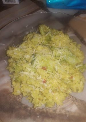 Una foto de Arroz amarillo con brócoli