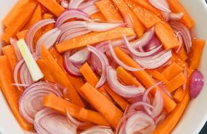 Món ăn vặt tốt cho sức khoẻ: cà rốt tươi và cà rốt chua ngọt